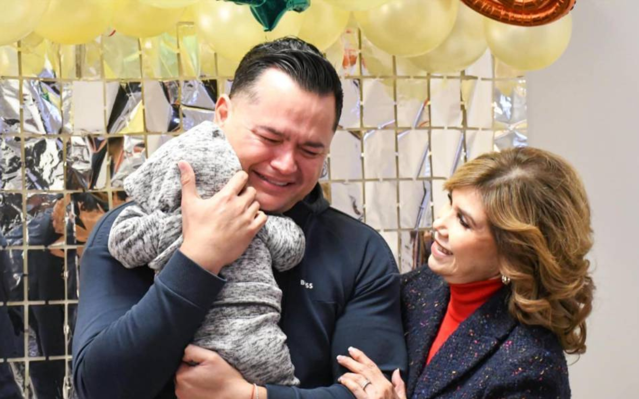 Ce père célibataire adopte un bébé et témoigne de son bonheur d'être papa