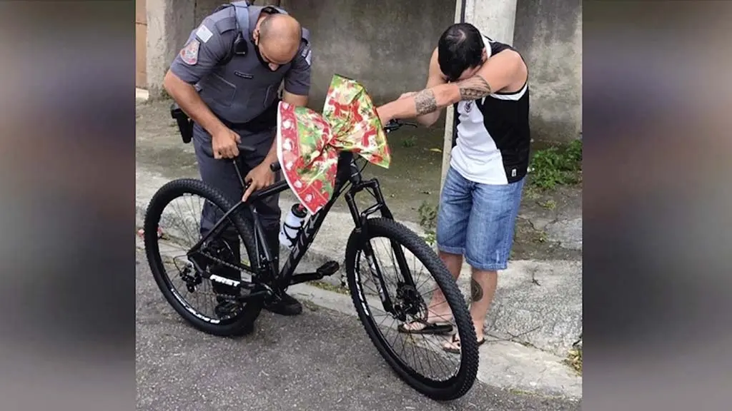 Police offre un vélo