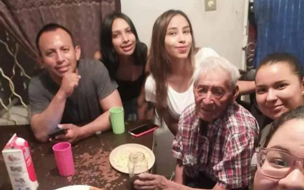 Un homme de 108 ans, abandonné par ses enfants et vivant sous un arbre, est adopté par une famille aimante