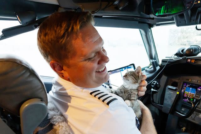 Un pilote de Southwest Airlines adopte un chaton lors d’un vol de sauvetage pour animaux victimes des ouragans