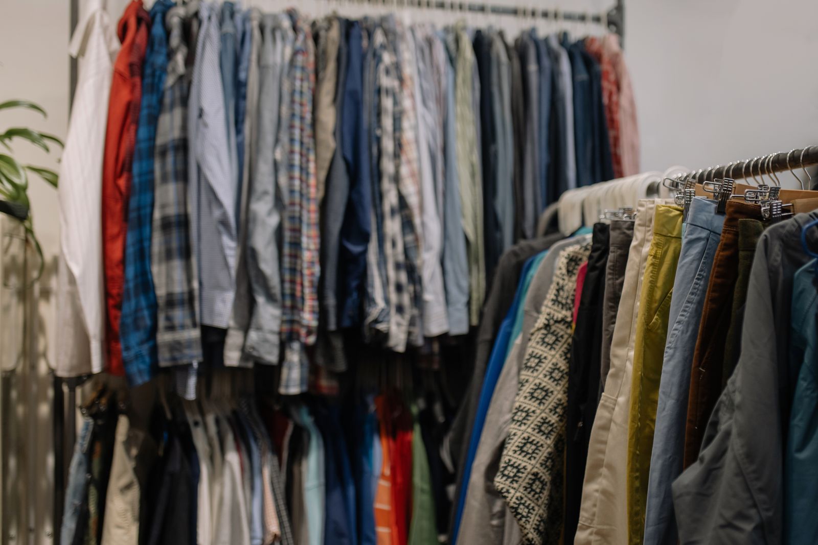 Vêtements suspendus sur des portants dans une boutique de seconde main, photo d’illustration.
